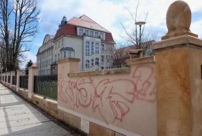Limbach: Wer hat die neue Mauer beschmiert? - Die Mauer am Gymnasium ist erst aufwändig neu gestaltet worden. Nun ist sie bereits beschmiert. Foto: A. Büchner