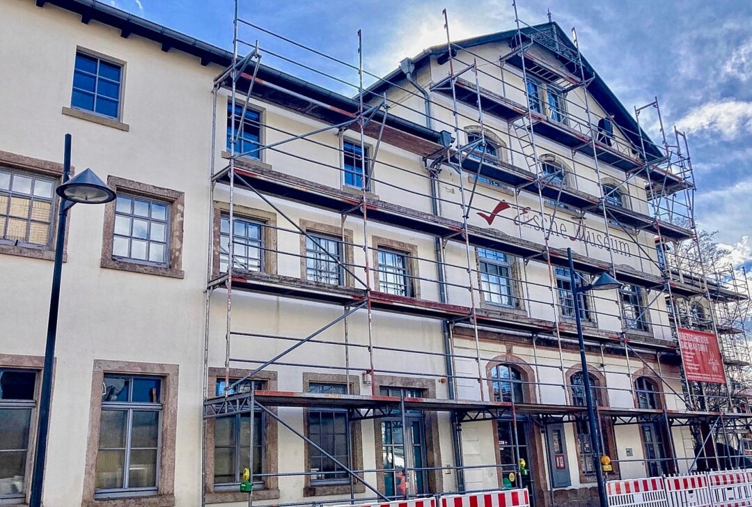 Limbacher Esche-Museum bekommt 600.000 Euro teure Sanierung - Das Esche-Museum trägt derzeit ein Gerüst - in dieser Woche beginnen die Sanierungsarbeiten. Foto: Steffi Hofmann