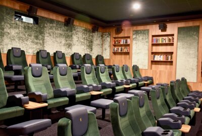 Limbacher Kino glänzt mit nagelneuem Saal - Der Kinosaal 2 des Apollo-Kinos ist nicht wiederzukennen. Er wurde komplett neu gestaltet. Auch Bücher sind dort jetzt zu finden. Foto: Steffi Hofmann