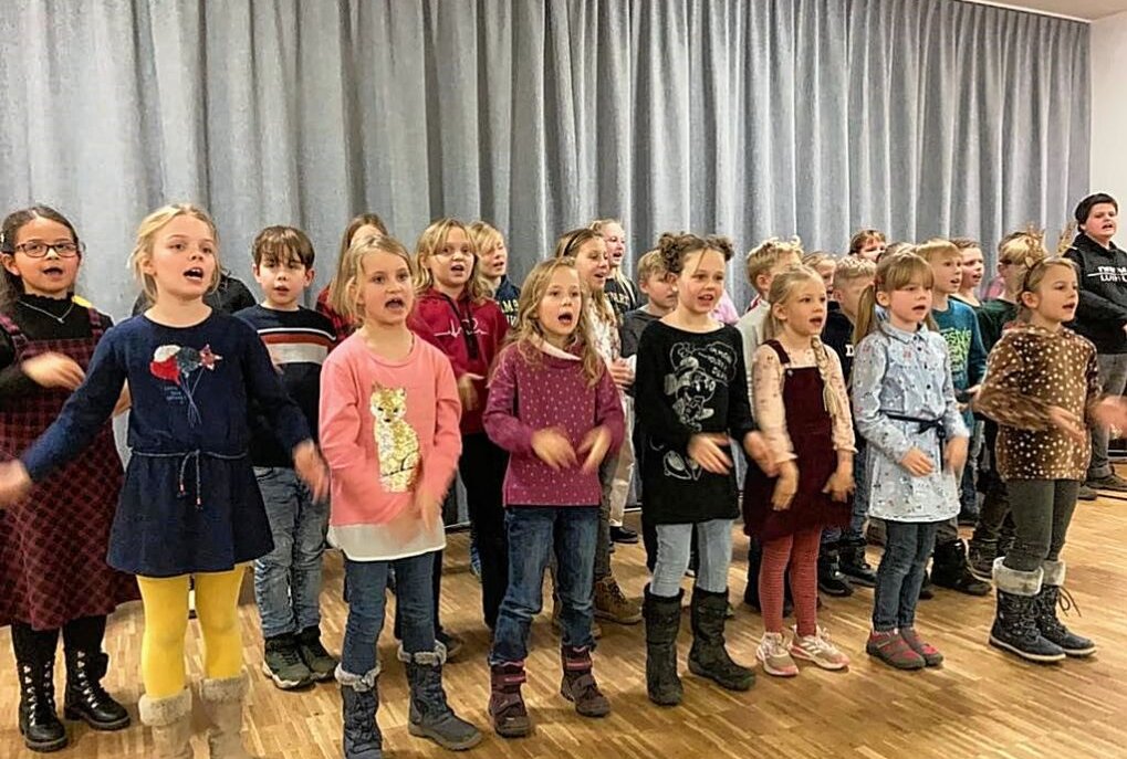 "Limbacher Lerchen" gesucht - Singen macht Spaß und verbindet, wie hier Limbacher Grundschüler bei einem Auftritt zeigen. Foto: Steffi Hofmann