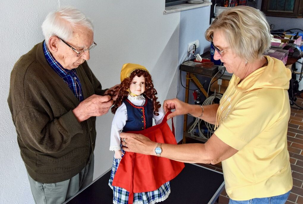 Limbacher Senior wird nicht müde, sich für den Heimatgedanken zu engagieren - Kurt Weihe und seine Tochter Heike Rauschenbach beim Ankleiden der ersten Trachtenpuppe. Foto: Steffi Hofmann