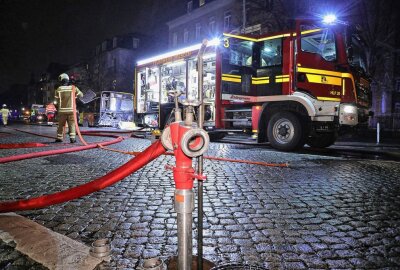 Linienbus geht in Flammen auf - In Dresden geriet gestern Abend ein Bus in Brand. Foto: Roland Halkasch 
