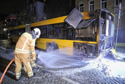 Linienbus geht in Flammen auf - In Dresden geriet gestern Abend ein Bus in Brand. Foto: Roland Halkasch 