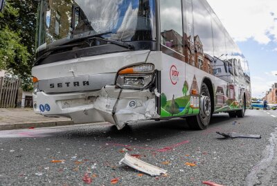 Linienbus kracht in PKW in Ellefeld - Es entstanden Schäden von etwa 50.000 Euro. Die Straße wurde für eineinhalb Stunden voll gesperrt. Foto: B&S