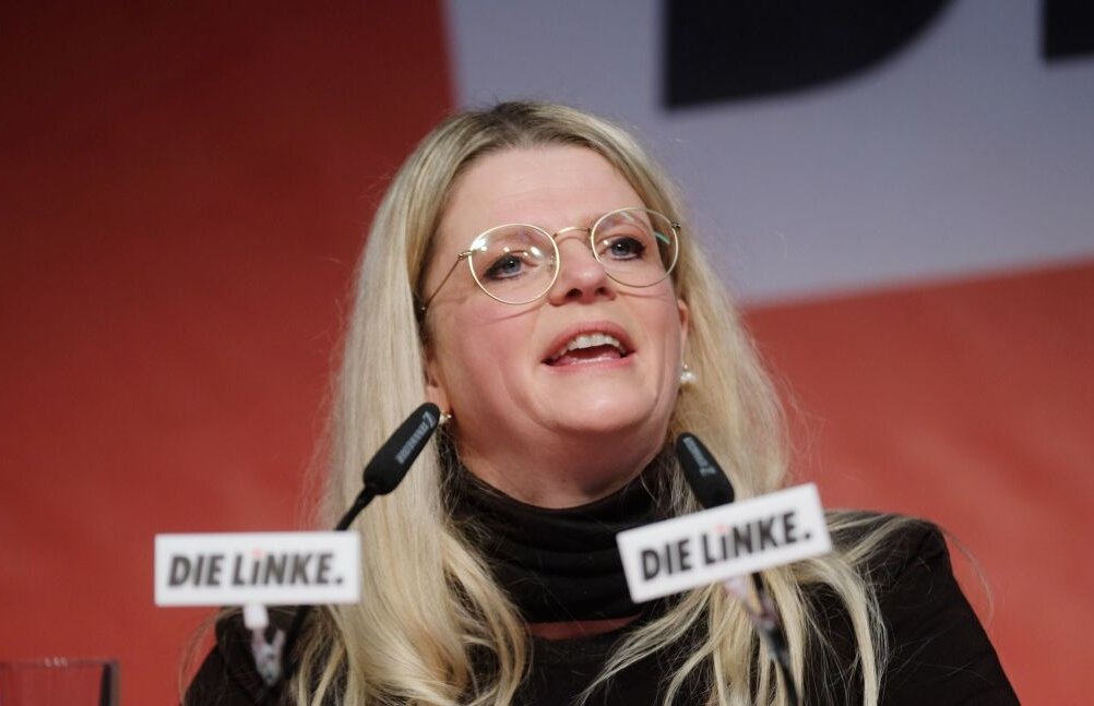 Susanne Schaper, Vorsitzende der Partei Die Linke in Sachsen, spricht auf einer Bühne.