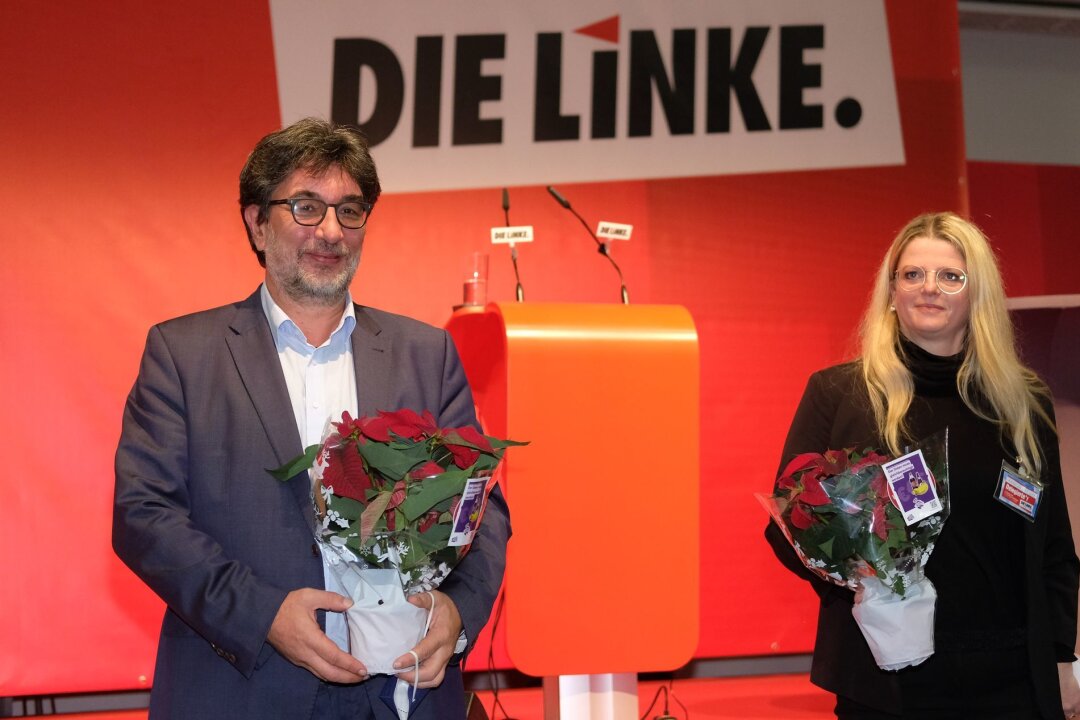 Linke: Hauptgegner CDU ist "Bremsklotz in der Regierung" - Susanne Schaper und Stefan Hartmann, Vorsitzende der Partei Die Linke, stehen auf der Bühne.