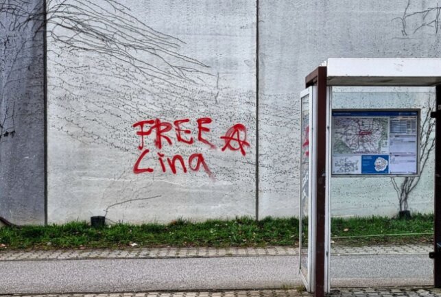 Linksextreme drohen mit Gewalt im Fall Lina E. - Linksextreme fordern die Freiheit von Lina E. an der JVA in Chemnitz, wo Lina E. zur U-Haft einsitzt. Foto: Harry Härtel