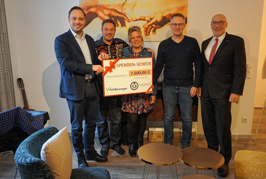 Lions-Club würdigt soziales Engagement für Menschen im Rotlichtmilieu - Der Lions-Club überreicht dem WeltBeweger e.V. den Spendenscheck. Foto: CDU Chemnitz