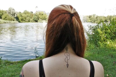 Lisa (22) aus Chemnitz hat ein Organspende-Tattoo -  "Ich habe das Organspendesymbol" als Pfeil tätowiert. Damit bekennt sie sich als Organspenderin.