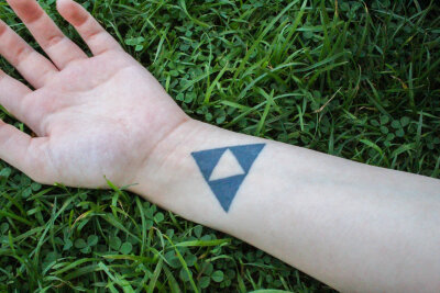 Lisa (22) aus Chemnitz hat ein Organspende-Tattoo - Auf ihrem Unterarm sehen wir das Triforce-Symbol des Games "The Ledgend of Zelda".