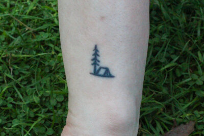 Lisa (22) aus Chemnitz hat ein Organspende-Tattoo - Das wohl kleinste Bild auf ihrer Haut ist ein Baum mit einem Zelt. Lachend erklärt sie, dass sie wirklich gern campen geht.