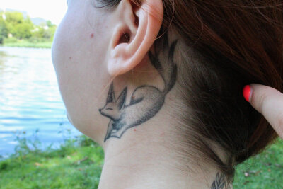 Lisa (22) aus Chemnitz hat ein Organspende-Tattoo - Hinter ihrem Ohr ragt ein Fuchs hervor. Füchse sind Lisas Lieblingstiere. 