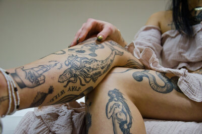 Lisa beweist immer eine ruhige Hand - an der Nadel, wie im Panzer - Die meisten ihrer Tattoos hat Lisa (24) selbst designt und gestochen.