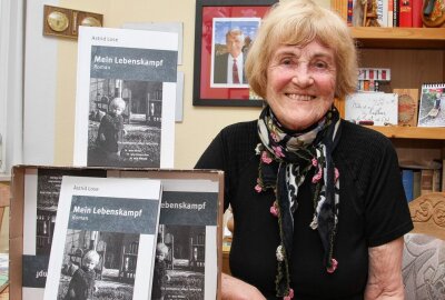 Literarische Reise durch ein schicksalsreiches Leben - Astrid Lose hat wieder Bücher von "Mein Lebenskampf" vorrätig. Foto: Andrea Funke