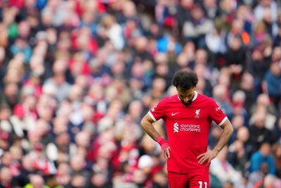 Liverpool und Arsenal kassieren Niederlagen im Titelkampf - Die Liverpooler um Mohamed Salah kassierten gegen Crystal Palace eine überraschende Heim-Niederlage.