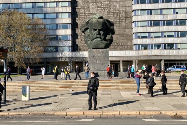 "Pro Chemnitz" darf trotz der Auflagen rund um die Corona-Pandemie am Montagnachmittag in Chemnitz vor dem Karl-Marx-Monument demonstrieren