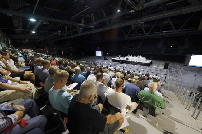 +++Liveticker zur CFC-Mitgliederversammlung+++ - 691 sind bei der Mitgliederversammlung in der Messe Arena anwesend.