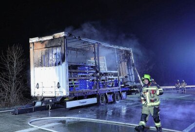 LKW-Anhänger brennt auf A14 bei Nossen aus - LKW-Brand auf der A14 bei Nossen. Foto: Roland Halkasch