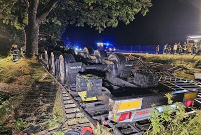 LKW auf A72 verunfallt: 600 Liter Diesel ausgelaufen und 250.000 Euro Sachschaden - Auf der A72 überschlug sich in der Nacht ein LKW. Foto: Mike Müller