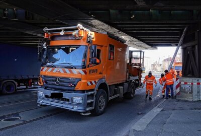 LKW bleibt an Brücke hängen: Straßensperrung notwendig - Während dieser Arbeiten musste die stadtwärtige Richtung der Hamburger Straße gesperrt werden. Foto: Roland Halkasch