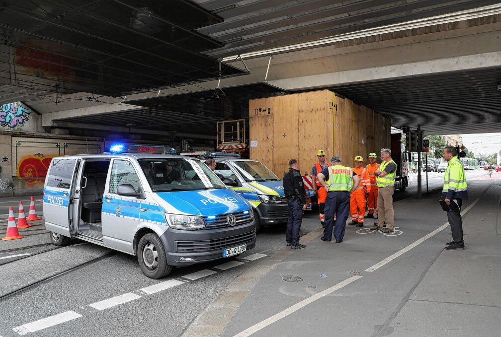 LKW bleibt unter Brücke stecken: Massive Verkehrsbehinderungen - In Dresden blieb ein Schwerlasttransport an einer Bahnunterführung hängen. Foto: Roland Halkasch