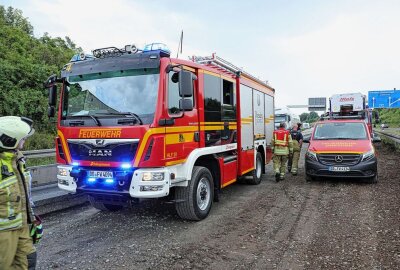 LKW-Brand auf der A17 führt zu massiven Verkehrsbehinderungen - Es kam zu einem LKW-Brand zwischen der AS Dresden-Gorbitz und dem AD Dresden-West Foto: Roland Halkasch