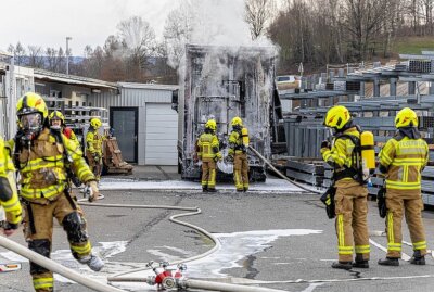 LKW Brand im Vogtland - Ein Feuer brach bei einem Mitnahmestapler aus und übergriff auf einen LKW. Foto: David Rötzschke