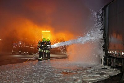 LKW brennt auf der A4 völlig aus - Auf der A4 ist die Zugmaschine eines LKWs in Brand geraten. Foto: Andreas Kretschel