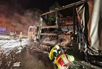 LKW brennt auf der A4 völlig aus - Auf der A4 ist die Zugmaschine eines LKWs in Brand geraten. Foto: Andreas Kretschel