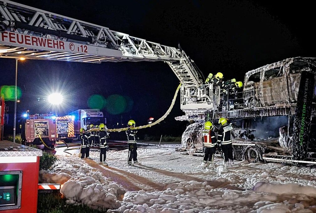 Ein PKW-Transporter stand in der Nacht in Flammen. Foto: Harry Härtel