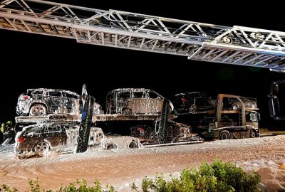 LKW brennt in Chemnitz und zerstört geladene PKW - Ein PKW-Transporter stand in der Nacht in Flammen. Foto: Harry Härtel