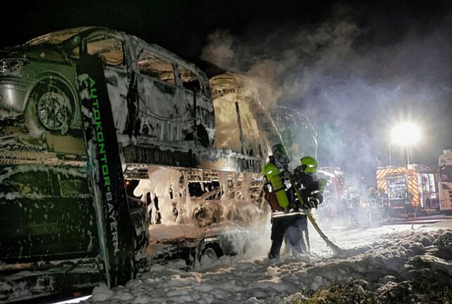 Ein PKW-Transporter stand in der Nacht in Flammen. Foto: Harry Härtel