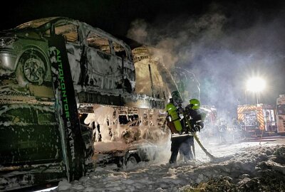 LKW brennt in Chemnitz und zerstört geladene PKW - Ein PKW-Transporter stand in der Nacht in Flammen. Foto: Harry Härtel