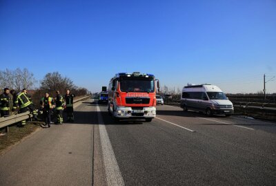 LKW crasht auf der A14 in die Leitplanke: Fahrer im Krankenhaus - Auf der A14 ereignete sich ein Unfall. Ein LKW stieß in die Leitplanke. Foto: Christian Grube