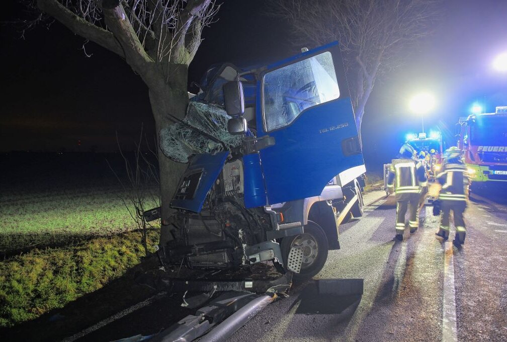 Die Fahrerkabine ist völlig zerstört Foto: Christian Grube