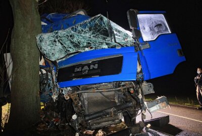 LKW crasht bei Markranstädt gegen Baum: Totalschaden - Die Fahrerkabine ist völlig zerstört Foto: Christian Grube