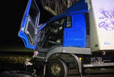 LKW crasht bei Markranstädt gegen Baum: Totalschaden - Die Fahrerkabine ist völlig zerstört Foto: Christian Grube