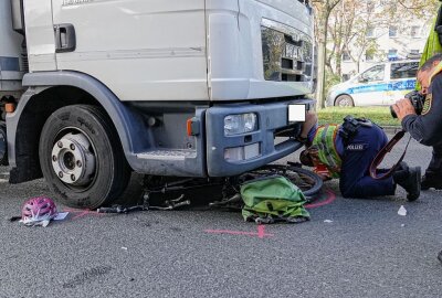 LKW erfasst Radfahrerin in Dresden - Unfall zwischen LKW und Radfahrerin. Foto: Roland Halkasch