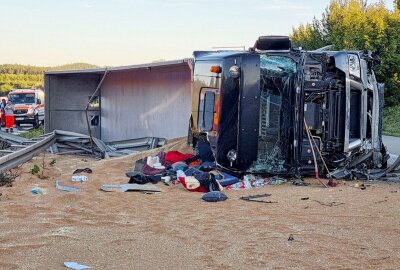 LKW fährt auf A72 in den Gegenverkehr: Mehrere Verletzte - Auf der A72 kam es zu einem Unfall. Foto: Harry Härtel / haertelpress