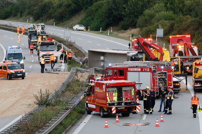 LKW fährt auf A72 in den Gegenverkehr: Mehrere Verletzte - Auf der A72 kam es zu einem Unfall. Foto: Harry Härtel / haertelpress