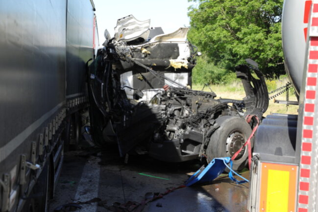 LKW-Fahrer stirbt bei Auffahrunfall auf der A4 bei Nossen - 