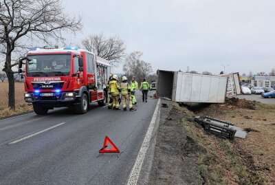 LKW-Fahrer verletzt - B101 bei Nossen gesperrt - LKW-Fahrer verletzt - B101 bei Nossen gesperrt. Foto: Roland Halkasch