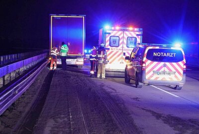 LKW-Fahrer verletzt: Unfall auf der A4 bei Dresden - Auf der A4 kam es in der Nacht zu Montag zu einem Unfall. Foto: Roland Halkasch