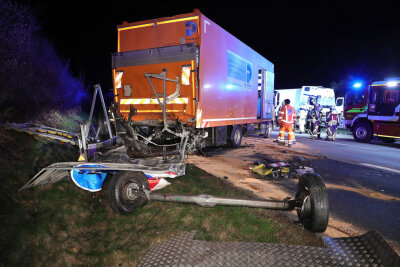 Ein LKW verunfallte auf der A4. Der Fahrer wurde verletzt. Foto: Roland Halkasch