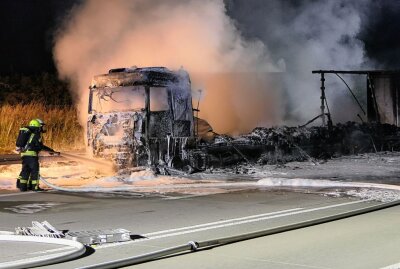 LKW geht in Flammen auf: A38 zeitweise voll gesperrt - Am späten Sonntagabend kam es zu einem Unfall eines LKWs, der vollständig ausbrannte. Foto: Sören Müller