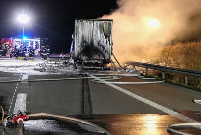 LKW geht in Flammen auf: A38 zeitweise voll gesperrt - Am späten Sonntagabend kam es zu einem Unfall eines LKWs, der vollständig ausbrannte. Foto: Sören Müller