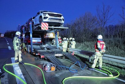 LKW gerät auf A 14 bei Nossen in Brand - Die Autobahn war in Richtung Leipzig für eine halbe Stunde gesperrt. Foto: Roland Halkasch