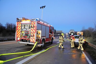 LKW gerät auf A 14 bei Nossen in Brand - Die Autobahn war in Richtung Leipzig für eine halbe Stunde gesperrt. Foto: Roland Halkasch