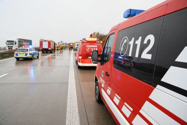 LKW gerät auf A72 in Brand: 35.000 Euro Sachschaden - Sattelauflieger fängt während der Fahrt an zu brennen. Foto: Niko Mutschmann