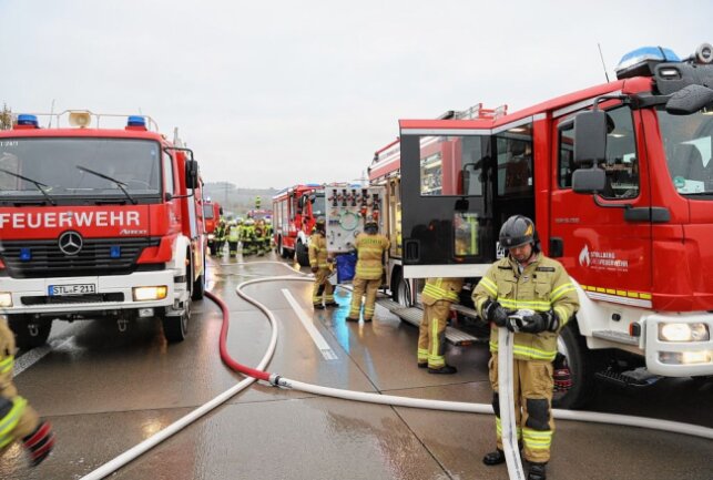 LKW gerät auf A72 in Brand: 35.000 Euro Sachschaden - Sattelauflieger fängt während der Fahrt an zu brennen. Foto: Niko Mutschmann